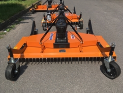 sichelmäher mit 3 horizontal angelegten messern 150cm mod dm 150