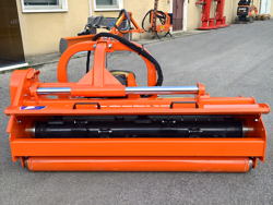 mittelschwerer mulcher mit hydraulische seitenverstellung für alle mittleren traktoren mit reifen oder gleisketten mod cervo 220