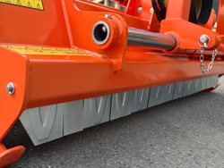 mittelschwerer mulcher mit hydraulische seitenverstellung für alle mittleren traktoren mit reifen oder gleisketten mod cervo 220