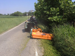 broyeur d accotement avec boitier intérieur pour tracteur fruitier deleks
