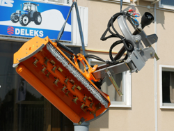 broyeur d accotement avec boitier intérieur pour tracteur fruitier deleks