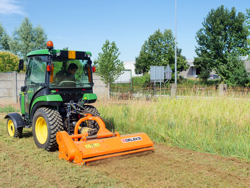 broyeur à marteaux pour tracteur fruitier mod jaguar 130