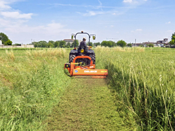 broyeur d accotement giraffa130 pour tracteur fruitier deleks