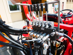 gru forestale idraulica con pinza per legna montata su trattore mod crab 3000