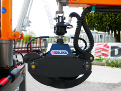 gru forestale idraulica con pinza per legna montata su trattore mod crab 3000