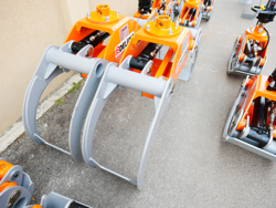 pinza per tronchi della legna da 20qli su miniescavatore o caricaletame mod dk 16