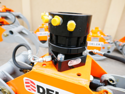 pinza forestale da 10qli per legna con rotore flangiato per attacco rapido mod dk 11c gr 30ff