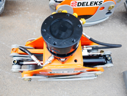 pinza forestale da 10qli per legna con rotore flangiato per attacco rapido mod dk 11c gr 30ff