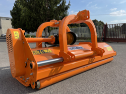 trinciatrice a mazze con spostamento idraulico per trattrice mod grizzly 180