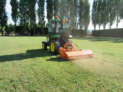 trinciatrice a spostamento idraulico per trattrici da frutteto mod jaguar 130