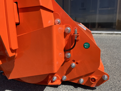 trincia laterale giraffa130 per trattori in frutteto e argini deleks